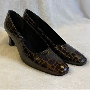 Stuart Weiztman brown crocodile heels 8 1/2 AA